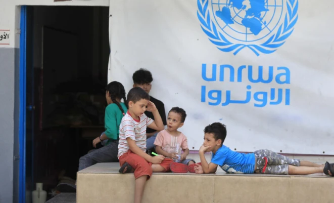 دعوات لخفض امتيازات إدارة الأونروا بدلاً من تقليص خدمات اللاجئين