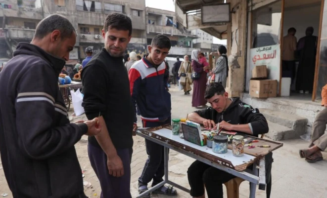 مهن اندثرت وأخرى ولدت.. الحرب تعيد رسم خريطة سوق العمل في غزة