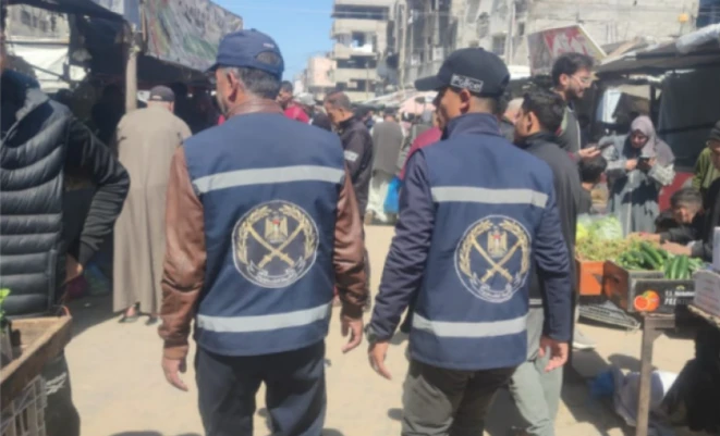 شرطة خان يونس تتلف طنين من الشوكولاتة الفاسدة