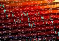 عقب تهديدات ترامب.. تراجع في عقود وول ستريت وسعر الدولار