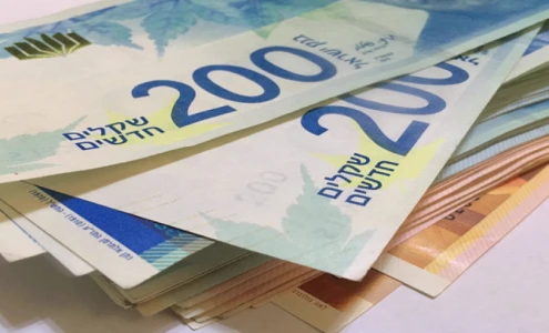 صرف دفعة مالية جديدة لعمال غزة والمرضى العالقين بالمحافظات الشمالية