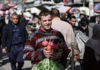 غلاء الأسعار ينهك سكان غزة وسط استمرار قيود على حركة المعابر