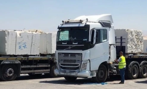 أول عملية تصدير فلسطينية للحجر الخام إلى الأردن