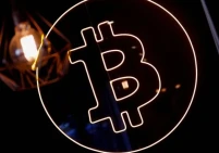 بيتكوين ترتفع إلى 63,800 دولار