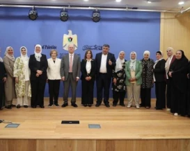 الحكومة تسلم منح مالية لـ 45 جمعية نسوية في محافظات الضفة