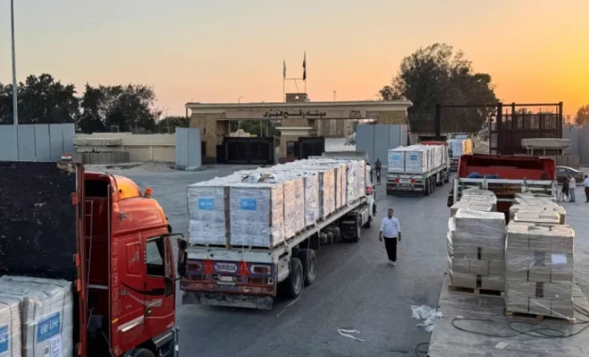 دخول 83 شاحنة محملة بالبضائع والمساعدة إلى غزة الأحد