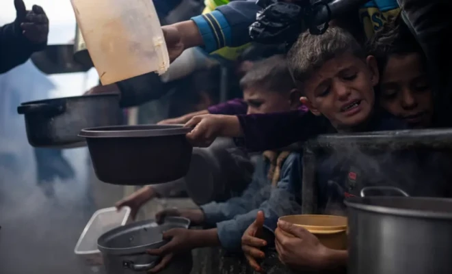 "فايننشال تايمز": حرب إيران تُقلّص المساعدات وتفاقم معاناة غزة