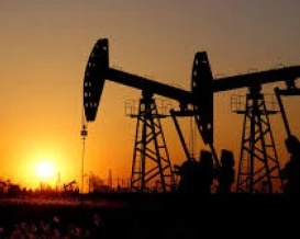 النفط يتراجع 11% بعد إعلان فتح مضيق هرمز