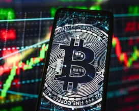 "بيتكوين" تتجاوز 70 ألف دولار