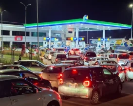 باكستان تخفض أسعار الوقود وتطلق حزمة دعم واسعة