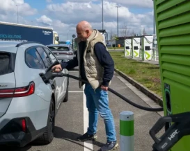 قفزة بمبيعات السيارات الكهربائية بأوروبا وفيتنام تمدد حوافز لشرائها