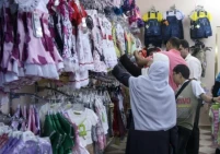 تجار الألبسة بغزة يحذرون من خسائر قبل العيد بسبب إغلاق المعابر