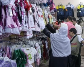 تجار الألبسة بغزة يحذرون من خسائر قبل العيد بسبب إغلاق المعابر