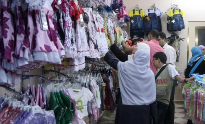 تجار الألبسة بغزة يحذرون من خسائر قبل العيد بسبب إغلاق المعابر