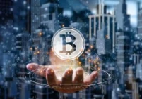 بيتكوين تتراجع إلى 77.4 ألف دولار