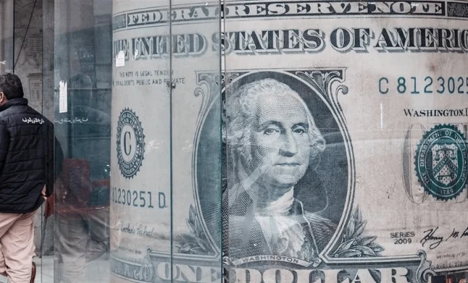 وسط اضطرابات حرب إيران.. الدولار يعزز هيمنته على التجارة العالمية