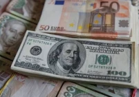 الدولار يتذبذب واليورو يستقر وسط اضطرابات أوروبا