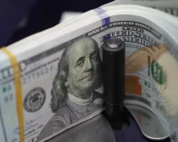الدولار يرتفع مع تقييم الأسواق للعقوبات على إيران