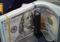 الدولار يرتفع مع تقييم الأسواق للعقوبات على إيران