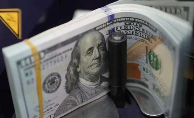 الدولار يرتفع مع تقييم الأسواق للعقوبات على إيران