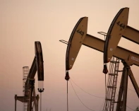 النفط يسجل أول خسارة أسبوعية في عام 2026