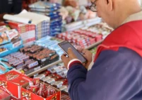 ورقة مهترئة وتطبيق مُعطل.. معاناة الغزّيين لتحويل المال إلى رغيف خبز