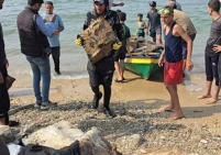 صيادو غزة ينتشلون الإسمنت بدل الأسماك من قاع البحر