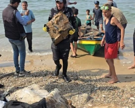 صيادو غزة ينتشلون الإسمنت بدل الأسماك من قاع البحر
