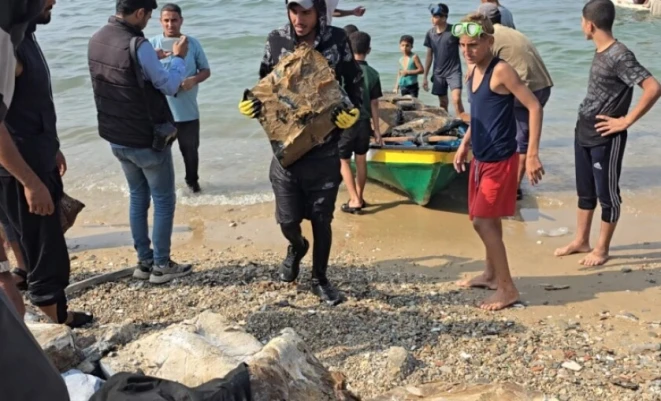 صيادو غزة ينتشلون الإسمنت بدل الأسماك من قاع البحر