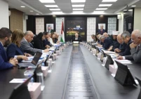 الحكومة: جهود لصرف دفعة من رواتب الموظفين خلال الأسبوع المقبل