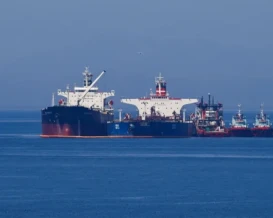 إيران تلجأ لأساليب جديدة لتخزين النفط بمواجهة الحصار الأمريكي