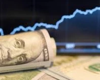 الدولار يواصل الصعود ويتجه لتحقيق مكاسب أسبوعية