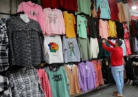 تجار الألبسة والأحذية بغزة يعبرون عن استيائهم من ارتفاع تكاليف النقل