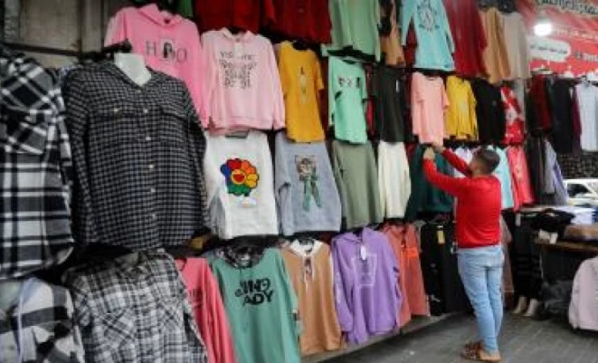 تجار الألبسة والأحذية بغزة يعبرون عن استيائهم من ارتفاع تكاليف النقل