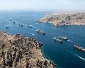 بريطانيا تدعو إلى استئناف كامل لحركة الملاحة عبر مضيق هرمز