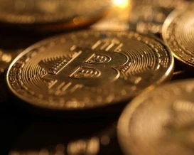 بيتكوين تتراجع وسط غموض محادثات السلام الأمريكية الإيرانية