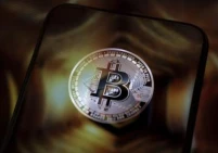 حرب إيران تهوي بسعر بيتكوين إلى 63 ألف دولار