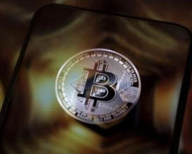 حرب إيران تهوي بسعر بيتكوين إلى 63 ألف دولار