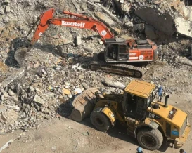 غزة.. البدء في إزالة ركام المباني من شارع الصفطاوي