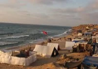 نقاط بيع واستراحات.. بلدية غزة تبحث إعادة الحياة إلى شاطئ البحر