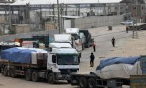 بعد إغلاق لشهر ونصف.. دخول 89 شاحنة إلى غزة عبر معبر زيكيم