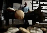 أزمة الخبز تعود للواجهة في غزة.. وعودة السوق السوداء تفاقم المعاناة