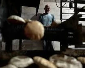 أزمة الخبز تعود للواجهة في غزة.. وعودة السوق السوداء تفاقم المعاناة