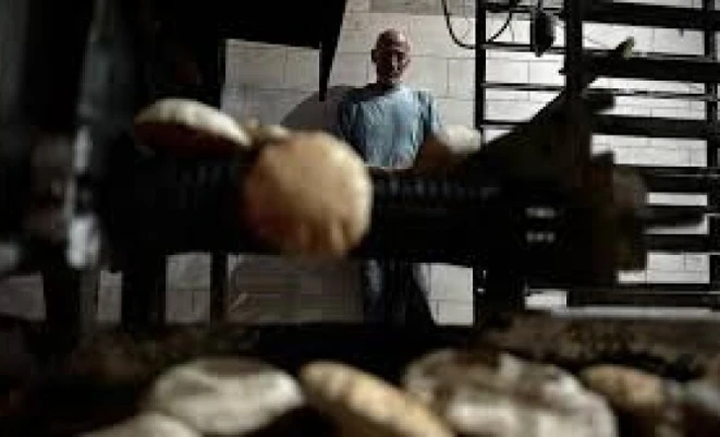 أزمة الخبز تعود للواجهة في غزة.. وعودة السوق السوداء تفاقم المعاناة