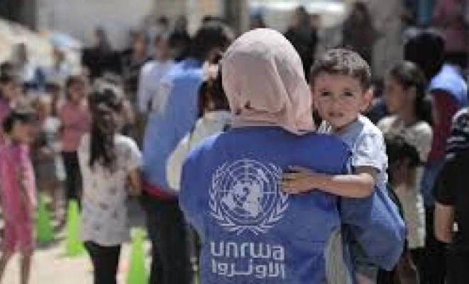 إضراب شامل وإنذارات بالعقوبات.. الخلاف يتصاعد بين إدارة أونروا واتِّحادات العاملين