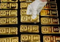 الذهب يهبط 3% ويسجل أدنى مستوى منذ مارس