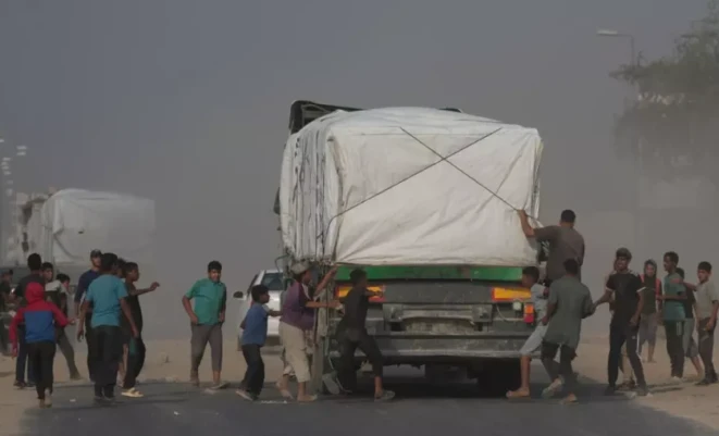 معبر "زيكيم": دخول 79 شاحنة تجارية إلى قطاع غزة اليوم الإثنين