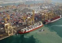 محطات ميناء جبل علي تواصل عملياتها بشكل اعتيادي