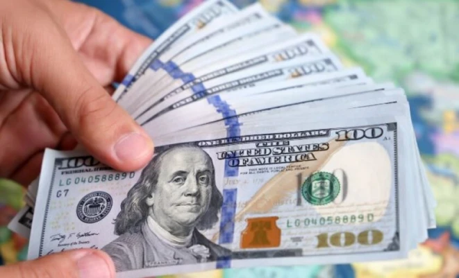 سعر الدولار يقترب من أعلى مستوياته في 2026