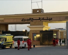 مغادرة 138 مريضًا ومرافقاً من غزة عبر معبر رفح للعلاج بالخارج